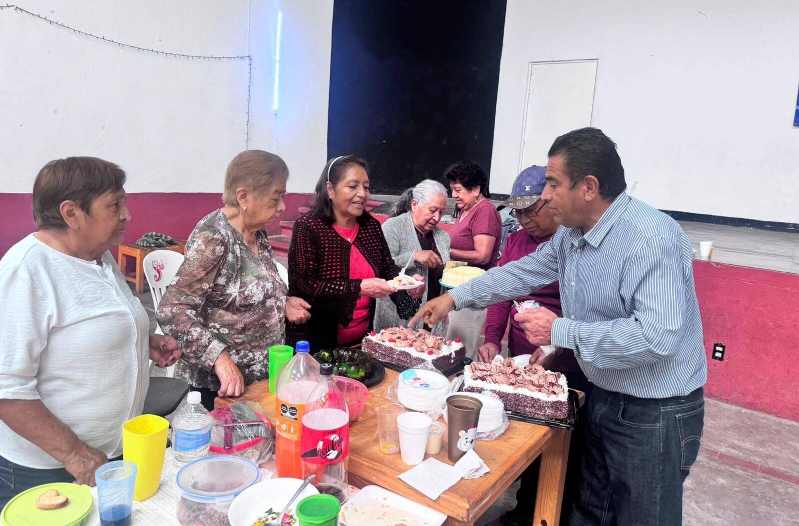 Convivio con adultos mayores por el Día de las Madres 2