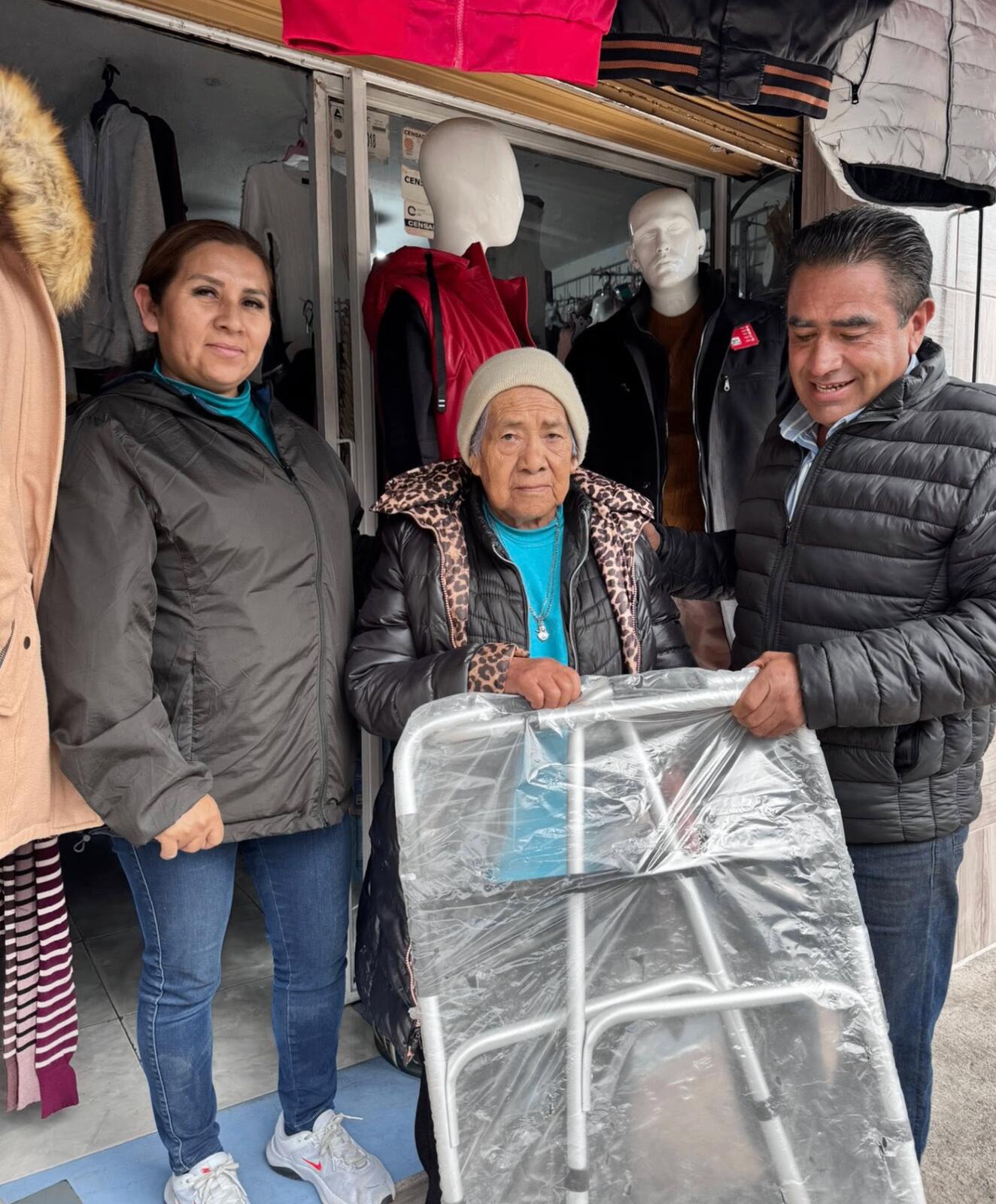 Entrega de andadera a persona adulta mayor
