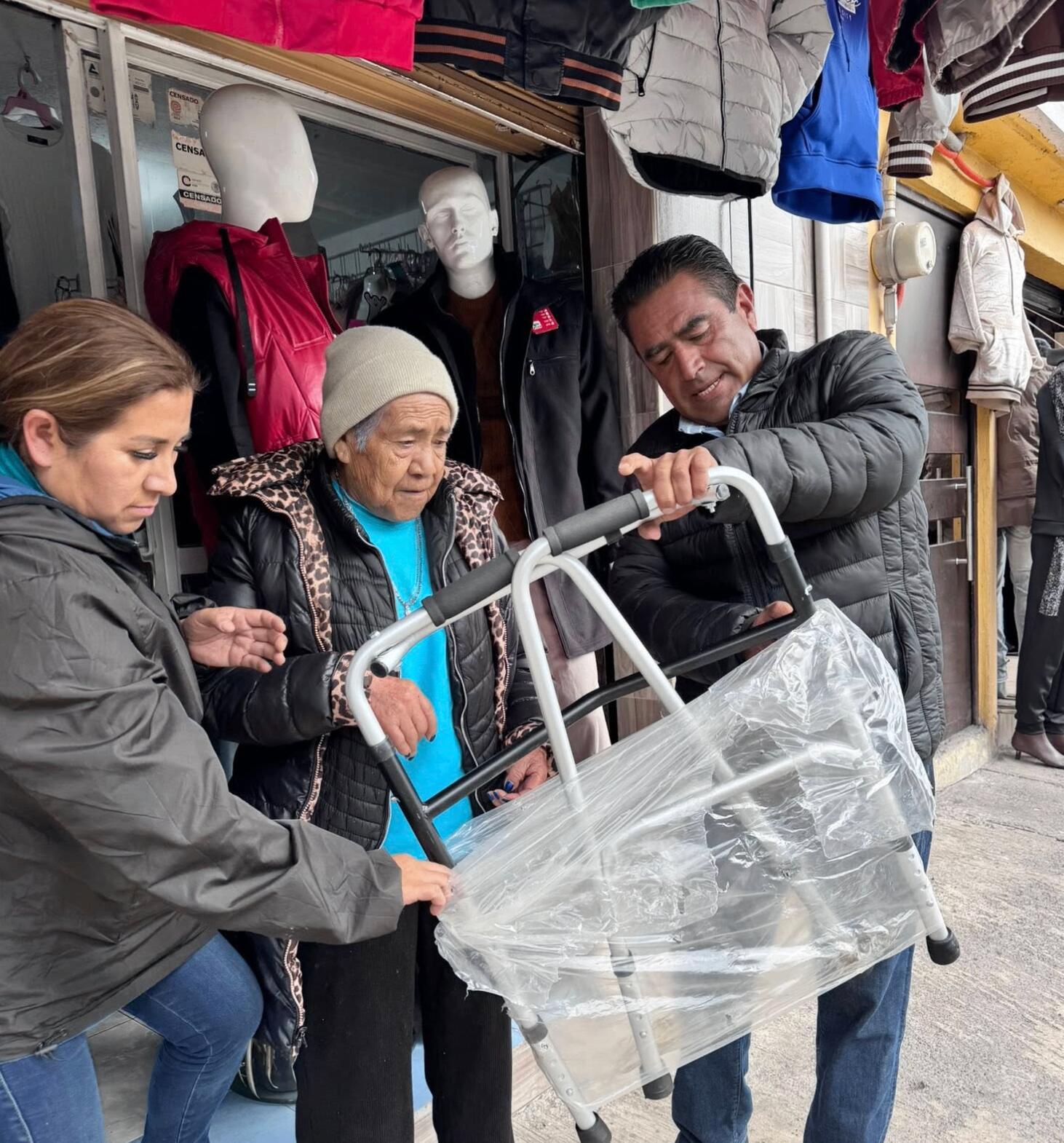 Entrega de andadera a persona adulta mayor 2