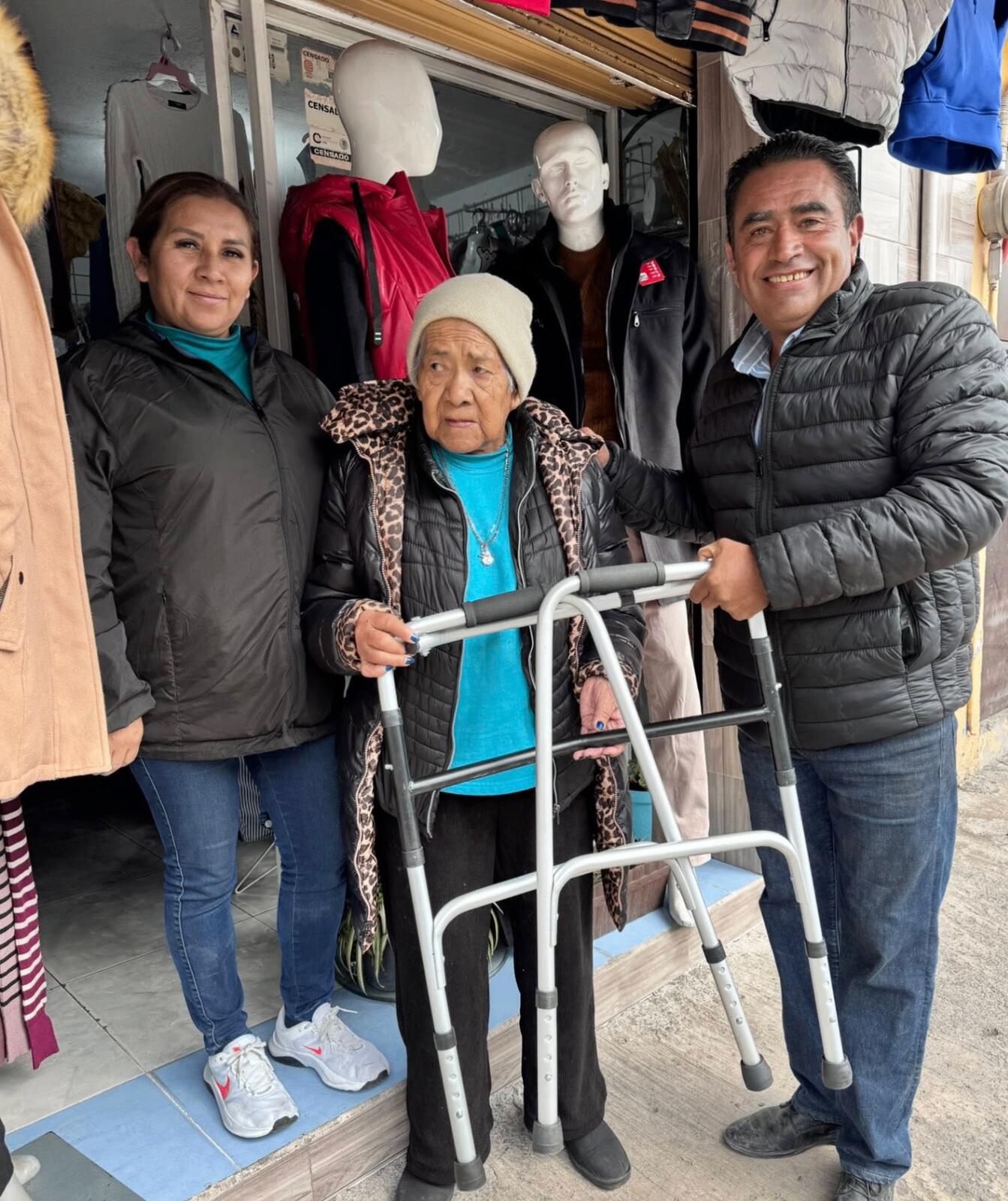 Entrega de andadera a persona adulta mayor 4