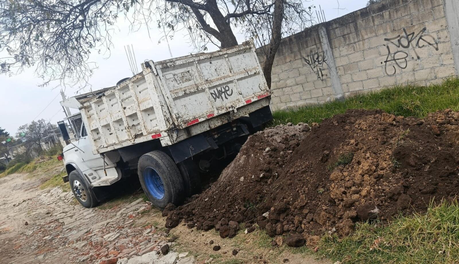 Apoyo con cascajo en Prolongación Av. México 2
