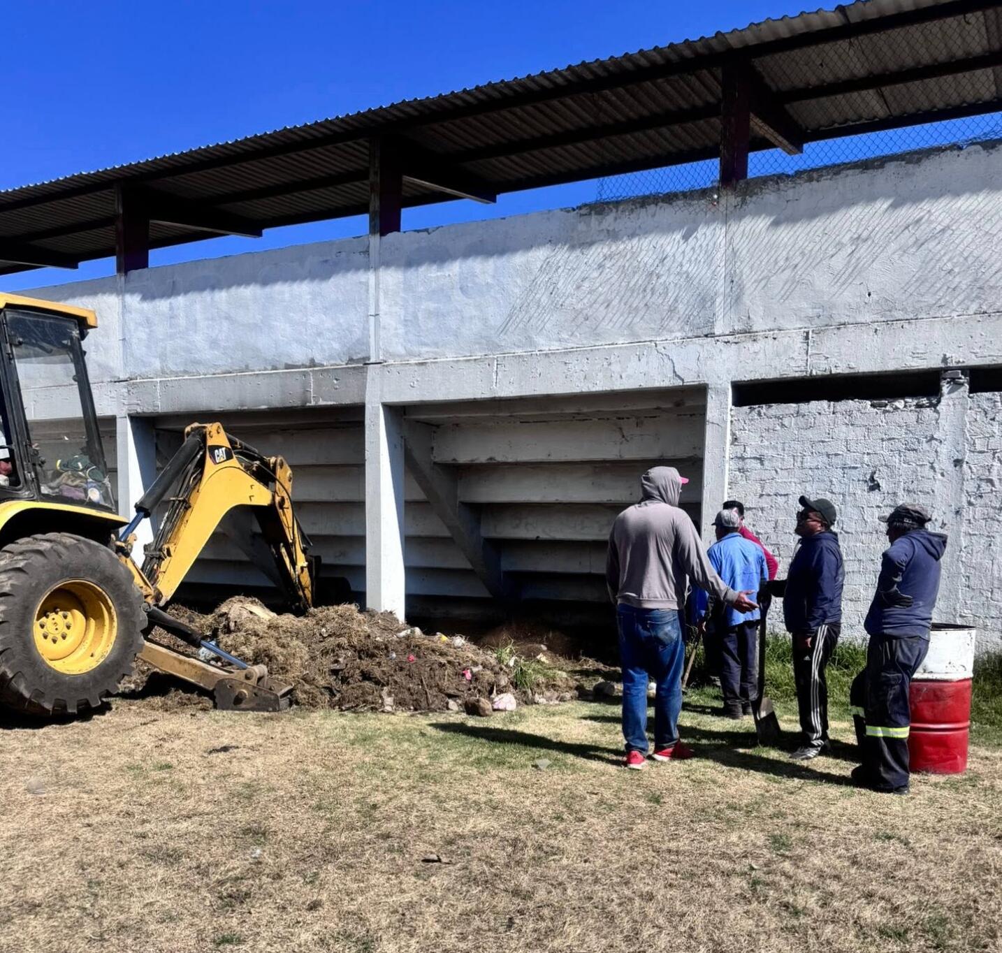 Mantenimiento del Campo Dos con maquinaria 2
