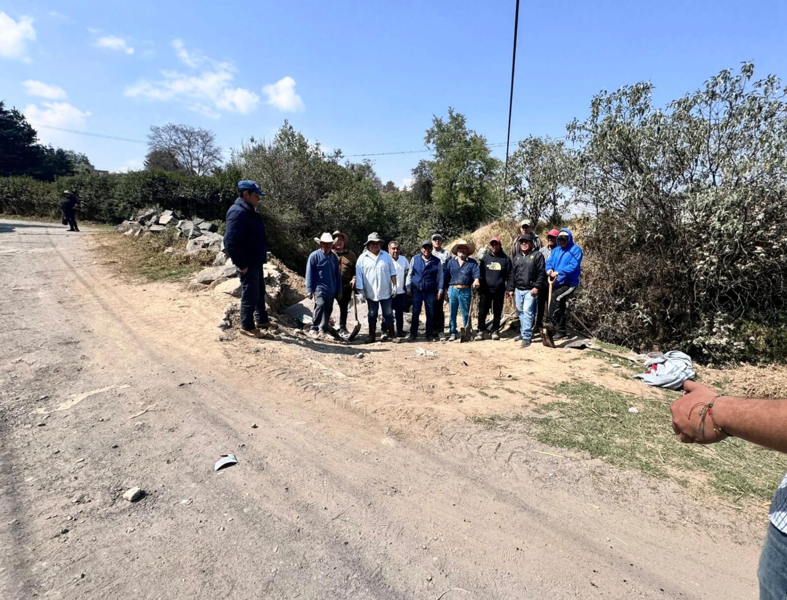Colocación de la primera piedra del puente de paso