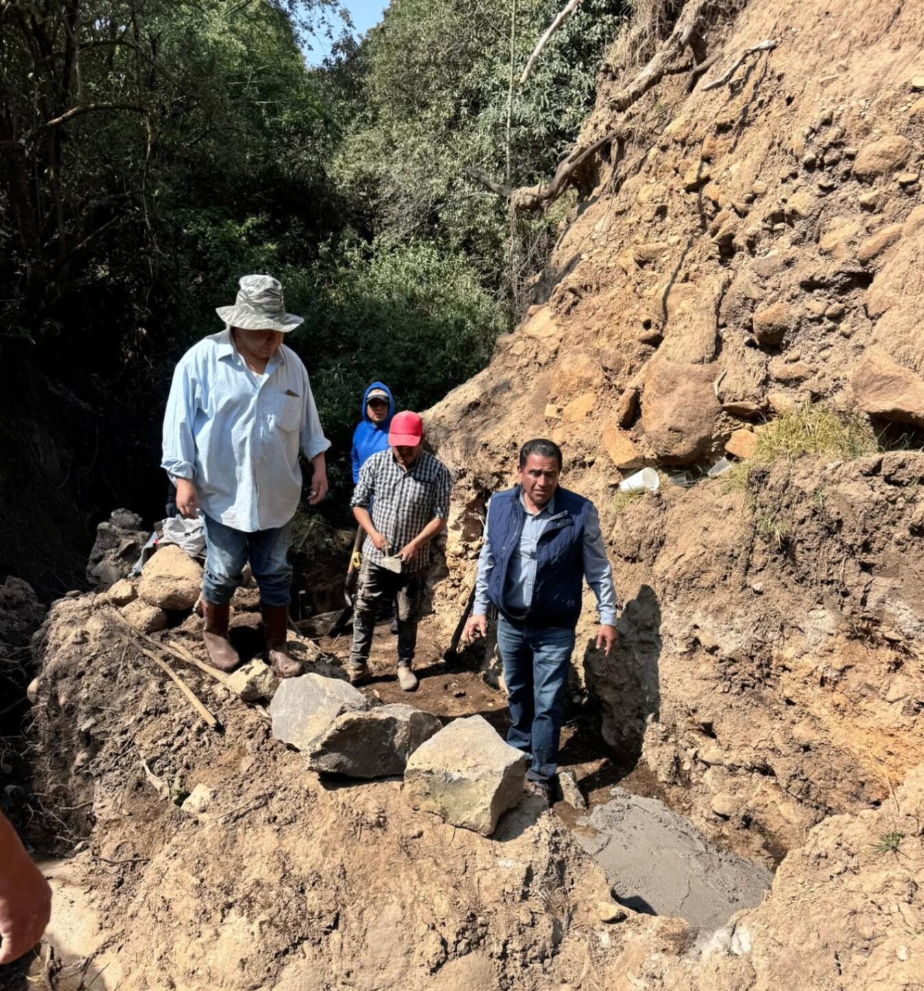 Colocación de la primera piedra del puente de paso 3