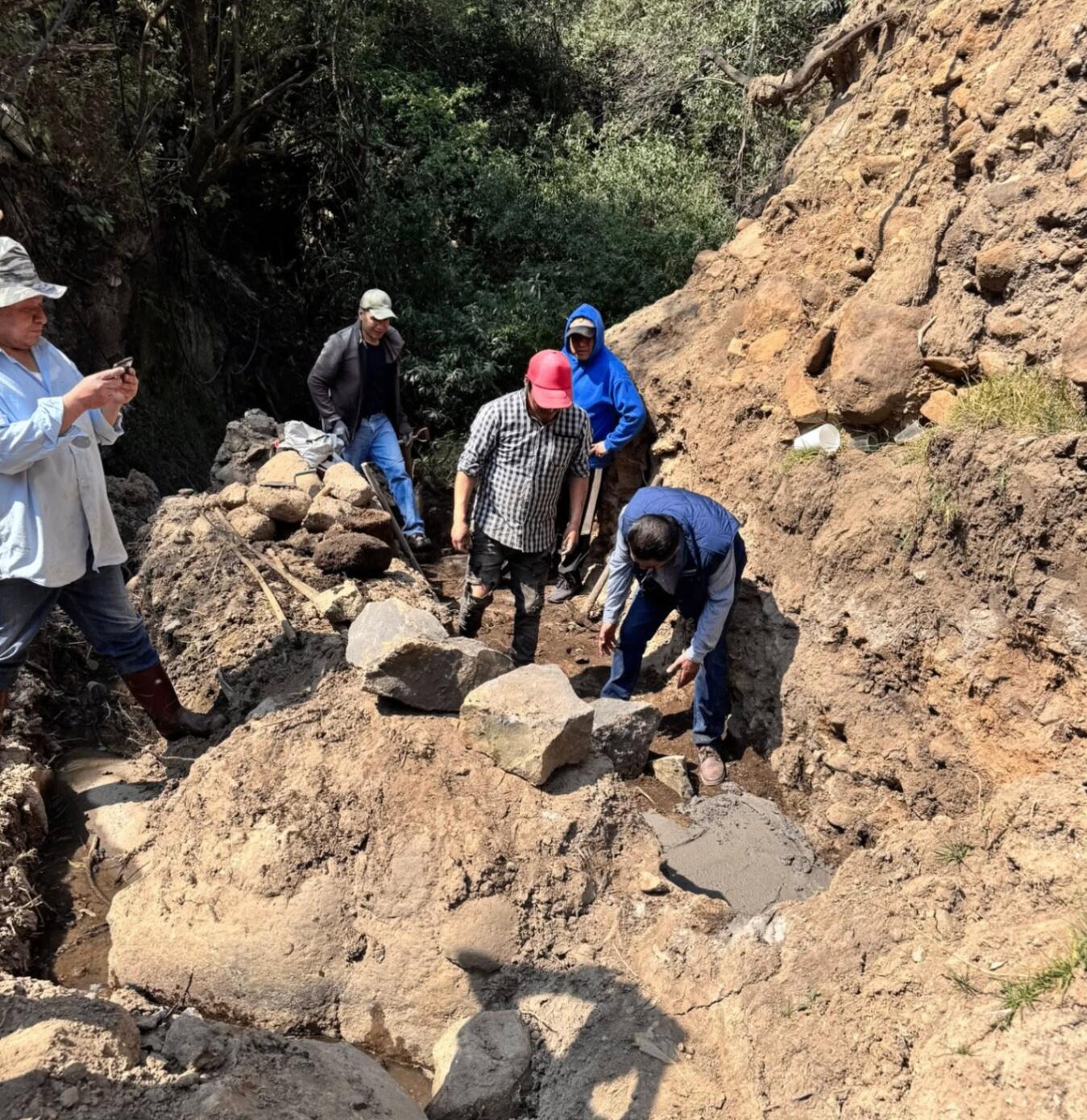 Colocación de la primera piedra del puente de paso 4