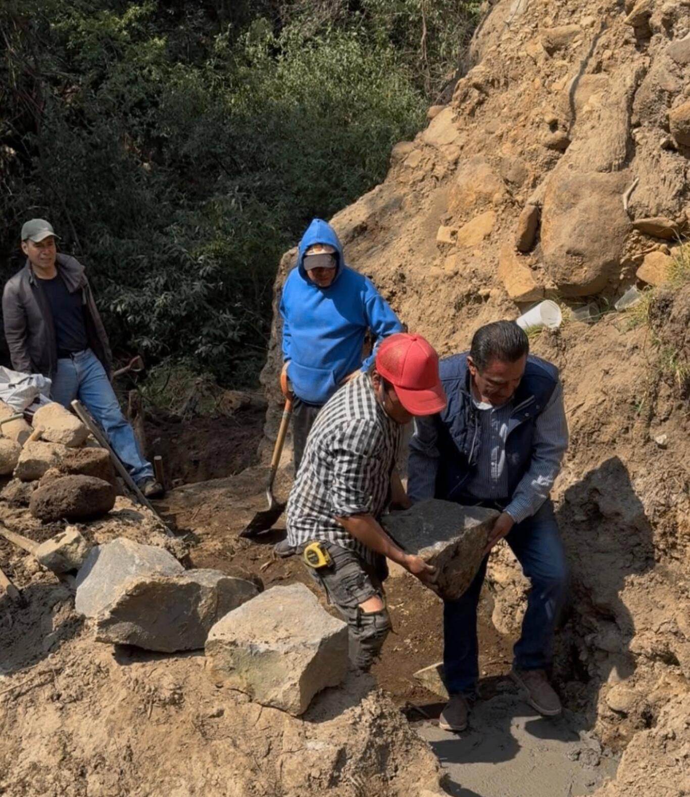 Colocación de la primera piedra del puente de paso 5