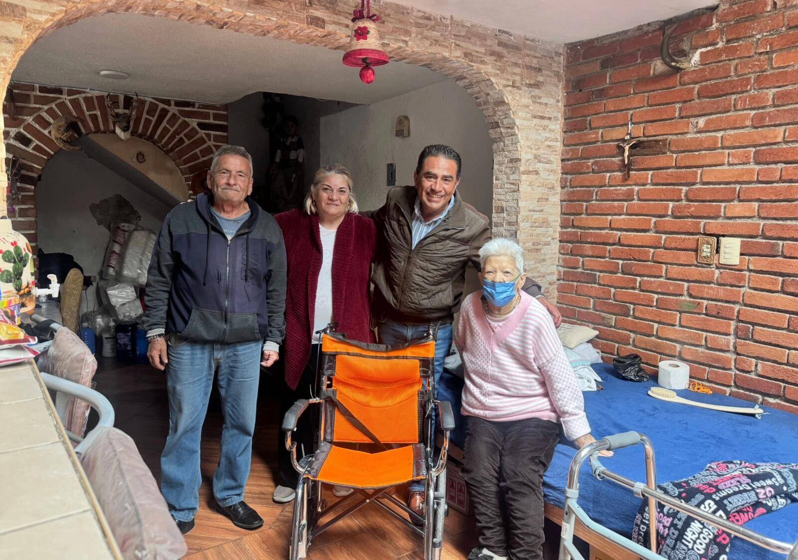 Entrega de silla de ruedas a familia de Ocoyoacac