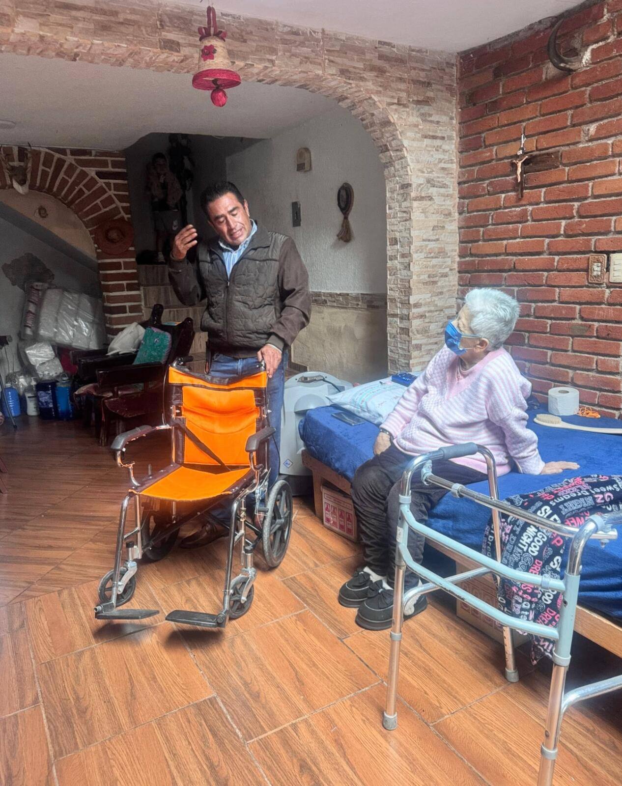Entrega de silla de ruedas a familia de Ocoyoacac 2
