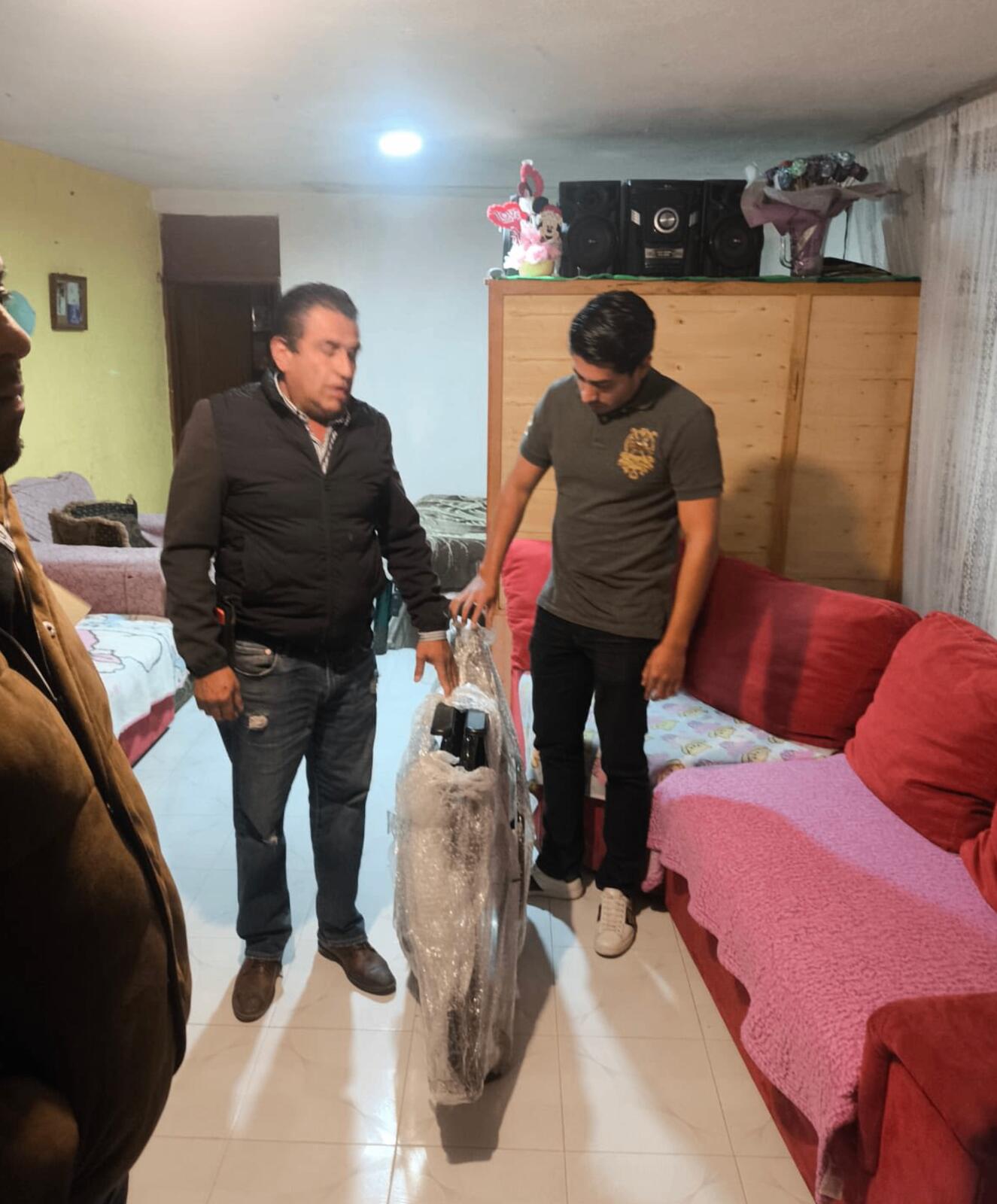 Entrega de silla de ruedas a un vecino