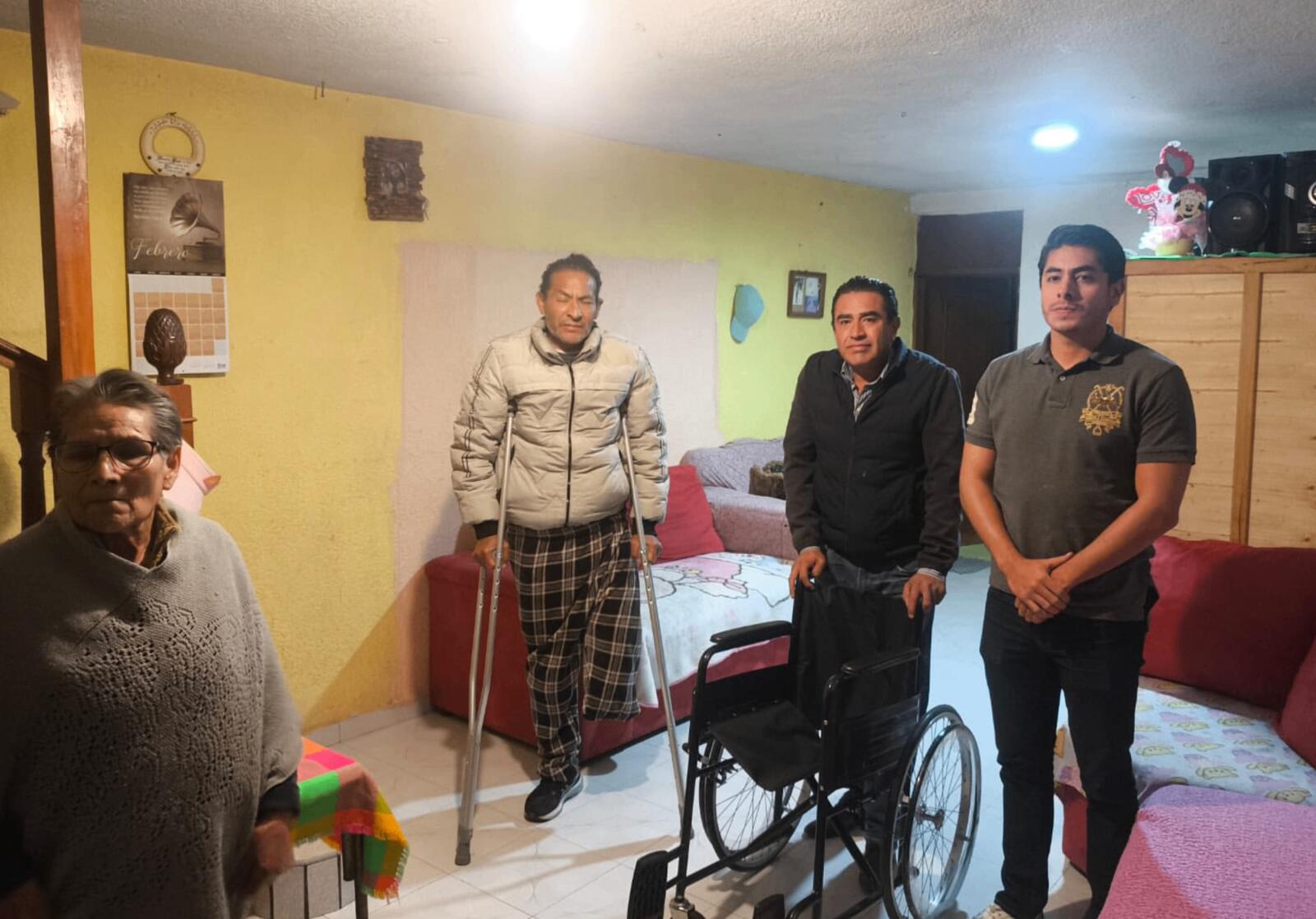 Entrega de silla de ruedas a un vecino 2