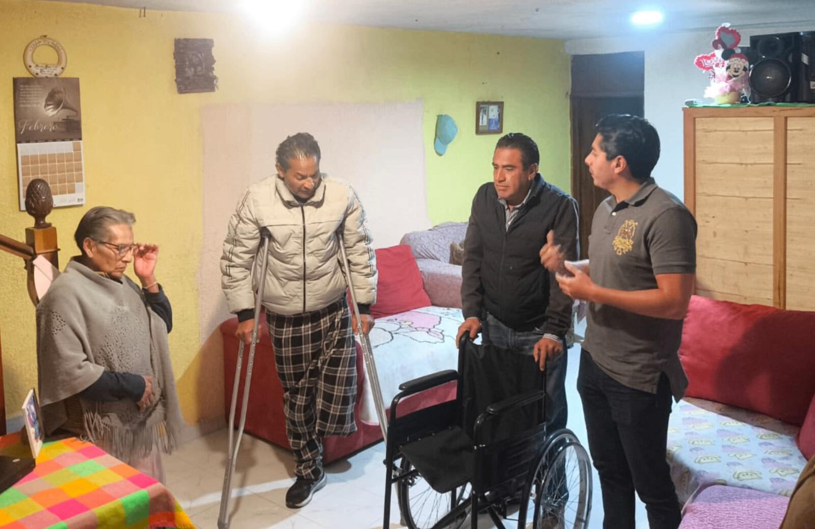 Entrega de silla de ruedas a un vecino 3