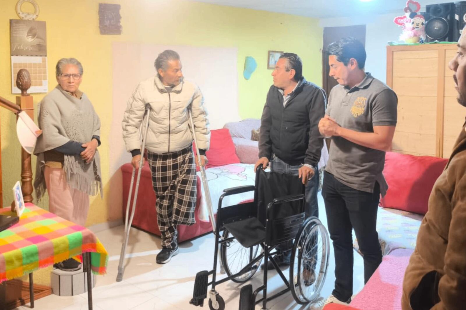 Entrega de silla de ruedas a un vecino 4