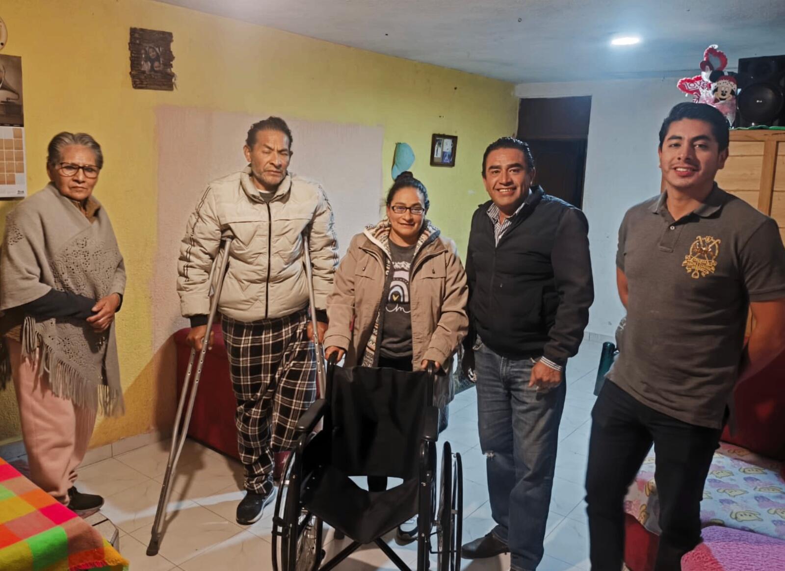 Entrega de silla de ruedas a un vecino 5