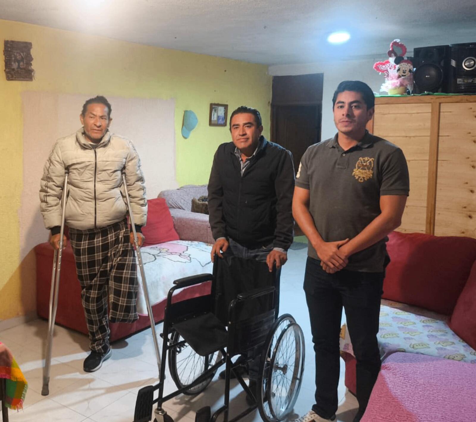 Entrega de silla de ruedas a un vecino 6