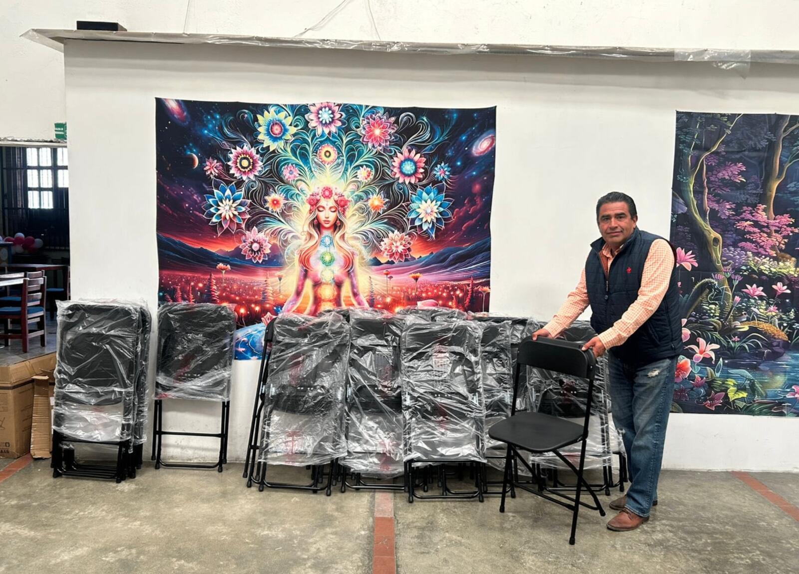 Entrega de sillas para la Casa del Adulto Mayor