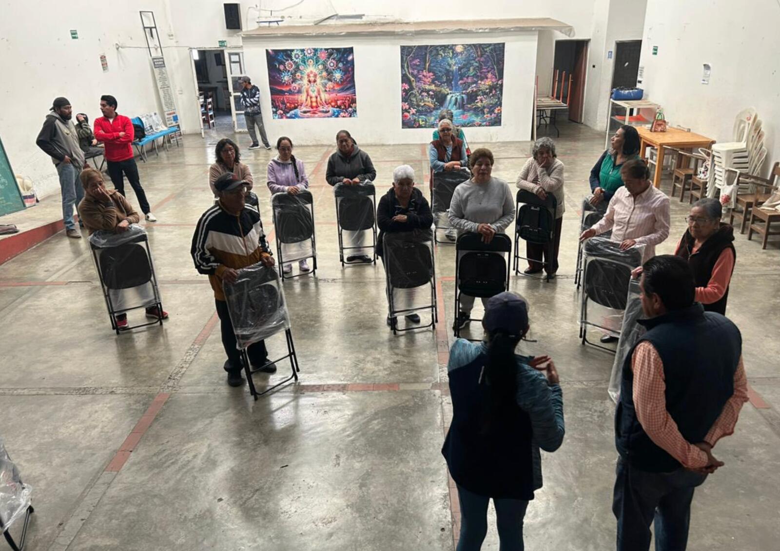 Entrega de sillas para la Casa del Adulto Mayor 2