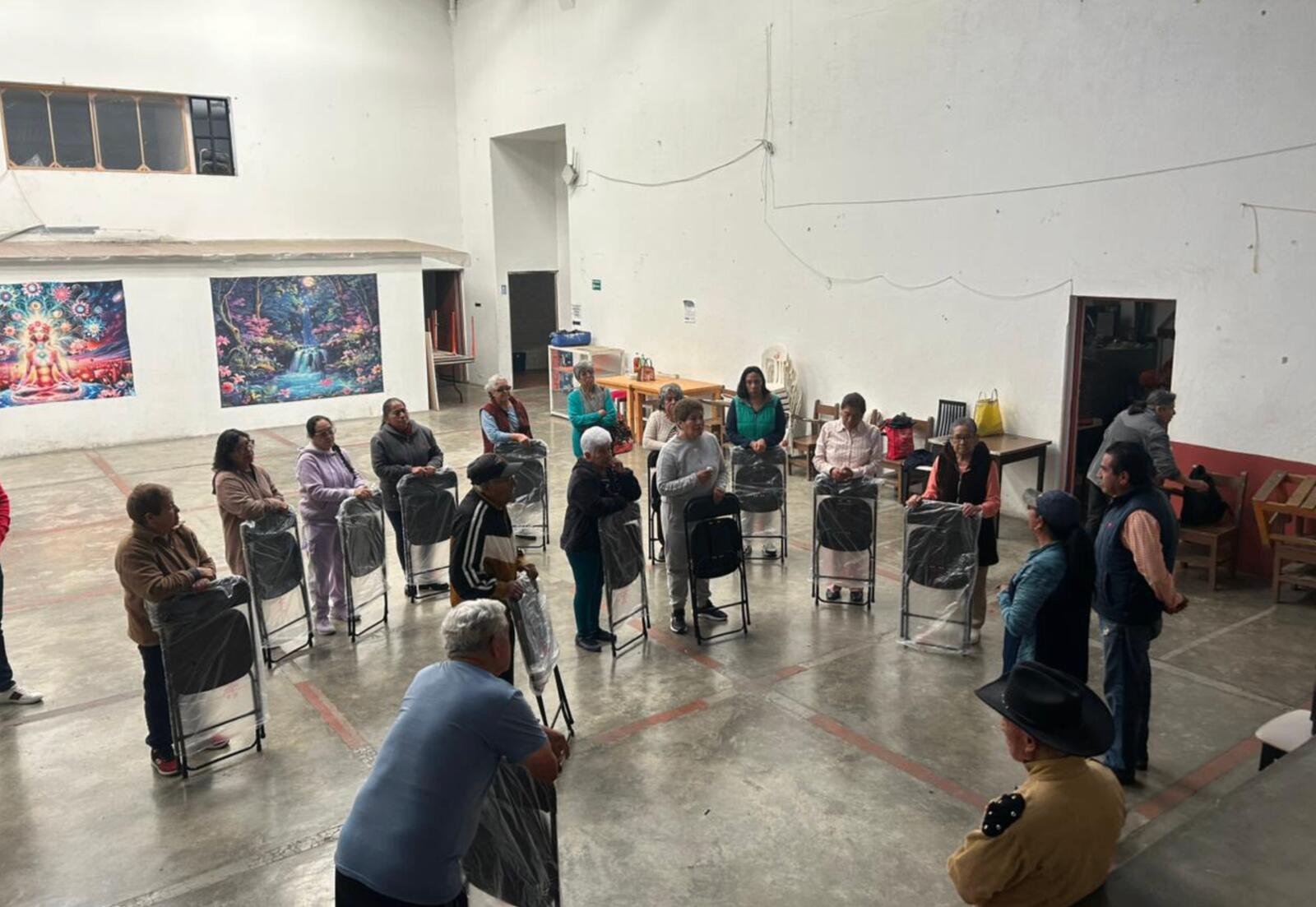 Entrega de sillas para la Casa del Adulto Mayor 3