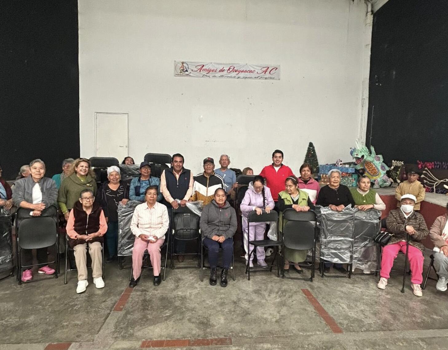Entrega de sillas para la Casa del Adulto Mayor 5
