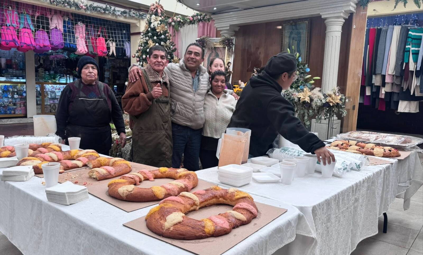 Compartiendo Rosca de Reyes con familias del mercado